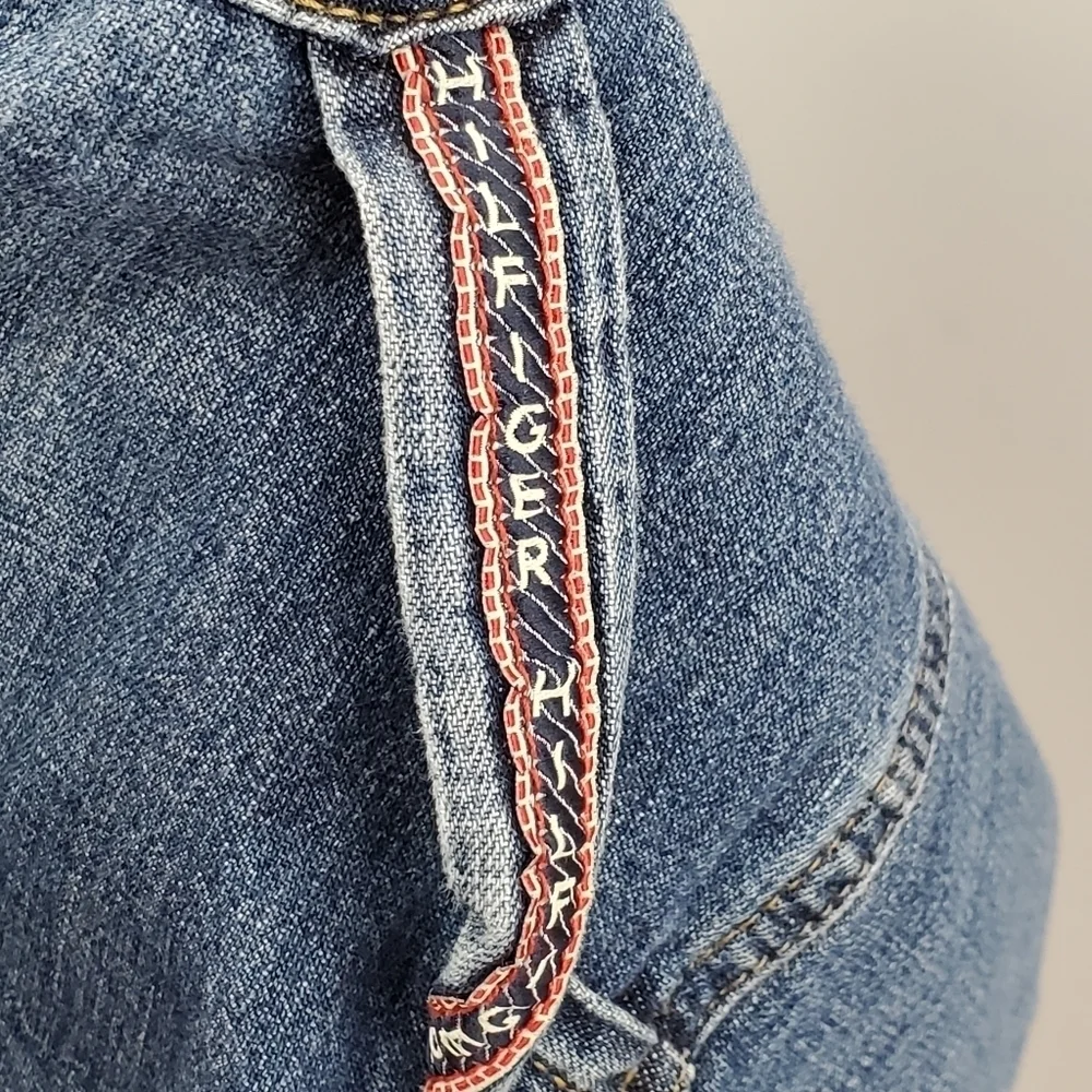 Tommy Hilfiger medium wash mid-rise jean shorts 8P
